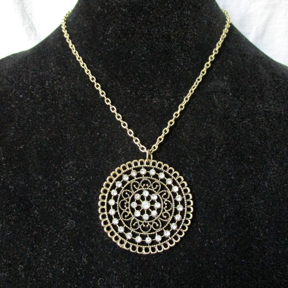 Gold Daisy fuentes necklace with pendant
